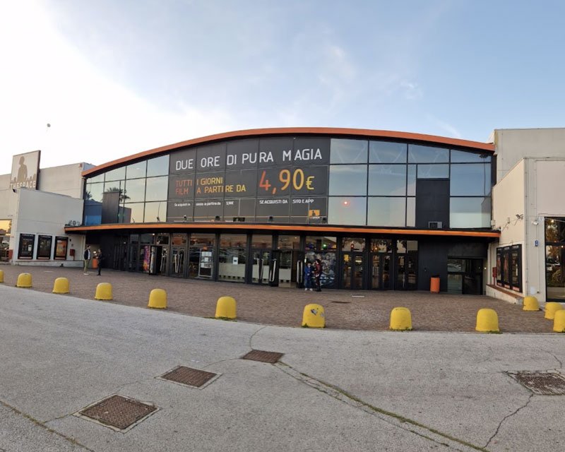 casamassima the space bari, foto della facciata del cinema presa dal web