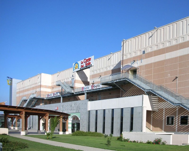 Entrata centro commerciale Sestu Cinema The Space Cagliari foto dal web